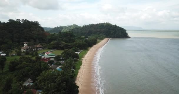 Santubong, Sarawak / Malaisie - 1er février 2020 : Le village pittoresque de Santubong, les plages et la vue côtière de la région de Santubong, dans l'État de Bornéo, au Sarawak   avec le puissant mont Santubong comme arrière-plan 