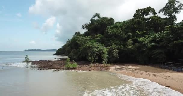 马来西亚沙捞越三都邦 2020年2月1日 婆罗洲沙捞越州三都邦地区的风景 海滩和海岸景观 以雄伟的三都邦山为背景 — 图库视频影像