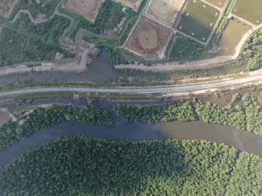 Kuching, Sarawak / Malezya - 1 Şubat 2020: Malezya 'da bir balıkçılık ve karides çiftliğinin havadan görünüşü