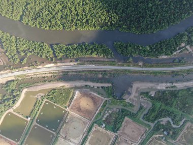 Kuching, Sarawak / Malezya - 1 Şubat 2020: Malezya 'da bir balıkçılık ve karides çiftliğinin havadan görünüşü