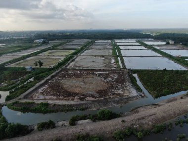 Kuching, Sarawak / Malezya - 1 Şubat 2020: Malezya 'da bir balıkçılık ve karides çiftliğinin havadan görünüşü