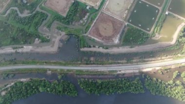 Kuching, Sarawak / Malezya - 1 Şubat 2020: Malezya 'da bir balıkçılık ve karides çiftliğinin havadan görünüşü
