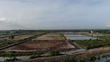 Santubong, Sarawak / Malezya - 1 Şubat 2020: The Scenic Santubong Village, Santubong bölgesi sahili ve kıyı manzarası, Sarawak eyaleti Borneo; güçlü Santubong Dağı arka planda