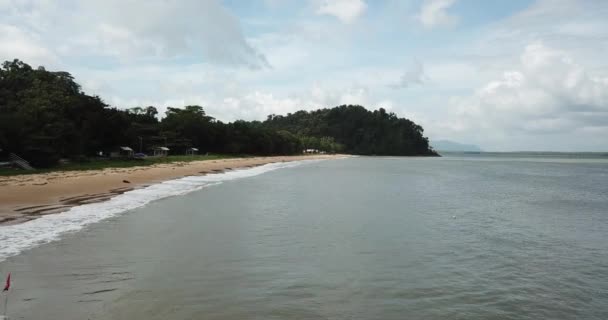 サラワク州サントゥオン 2020年2月1日 ボルネオ島サラワク州サントゥオン地区の景観 ビーチ 海岸風景 背景には力強いサントゥオン山がある — ストック動画