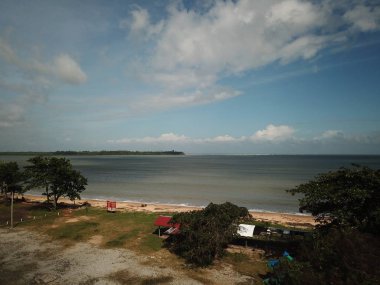 Santubong, Sarawak / Malezya - 1 Şubat 2020: The Scenic Santubong Village, Santubong bölgesi sahili ve kıyı manzarası, Sarawak eyaleti Borneo; güçlü Santubong Dağı arka planda