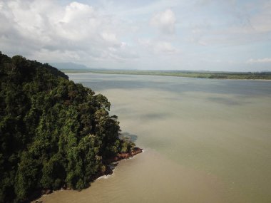 Santubong, Sarawak / Malezya - 1 Şubat 2020: The Scenic Santubong Village, Santubong bölgesi sahili ve kıyı manzarası, Sarawak eyaleti Borneo; güçlü Santubong Dağı arka planda