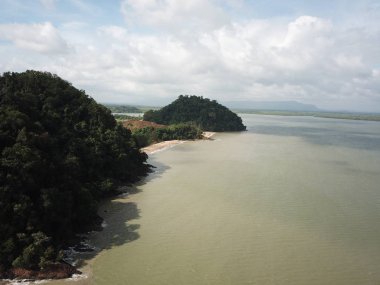 Santubong, Sarawak / Malezya - 1 Şubat 2020: The Scenic Santubong Village, Santubong bölgesi sahili ve kıyı manzarası, Sarawak eyaleti Borneo; güçlü Santubong Dağı arka planda