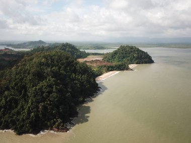 Santubong, Sarawak / Malezya - 1 Şubat 2020: The Scenic Santubong Village, Santubong bölgesi sahili ve kıyı manzarası, Sarawak eyaleti Borneo; güçlü Santubong Dağı arka planda