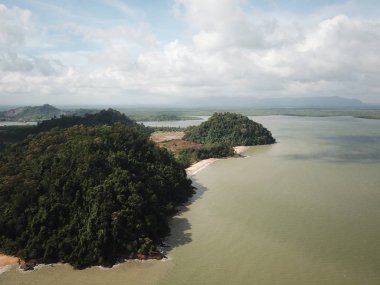 Santubong, Sarawak / Malezya - 1 Şubat 2020: The Scenic Santubong Village, Santubong bölgesi sahili ve kıyı manzarası, Sarawak eyaleti Borneo; güçlü Santubong Dağı arka planda