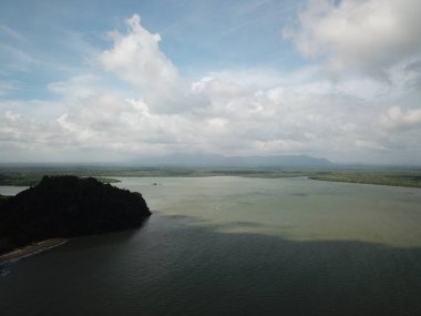 Santubong, Sarawak / Malezya - 1 Şubat 2020: The Scenic Santubong Village, Santubong bölgesi sahili ve kıyı manzarası, Sarawak eyaleti Borneo; güçlü Santubong Dağı arka planda