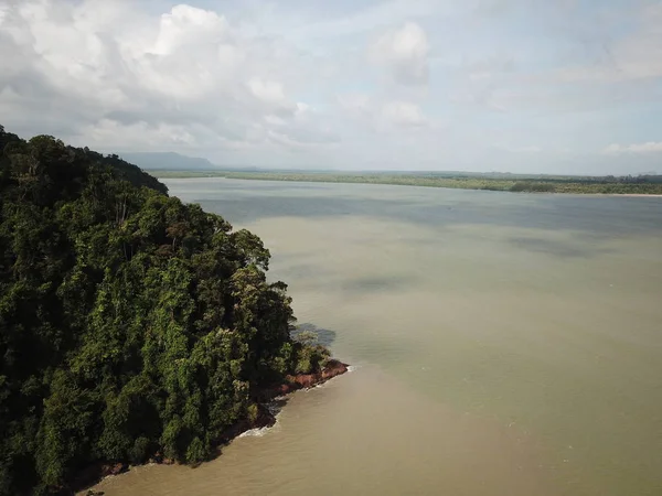 Santubong, Sarawak / Malezya - 1 Şubat 2020: The Scenic Santubong Village, Santubong bölgesi sahili ve kıyı manzarası, Sarawak eyaleti Borneo; güçlü Santubong Dağı arka planda