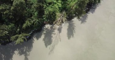 Santubong, Sarawak / Malezya - 1 Şubat 2020: The Scenic Santubong Village, Santubong bölgesi sahili ve kıyı manzarası, Sarawak eyaleti Borneo; güçlü Santubong Dağı arka planda