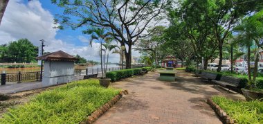 Kuching, Sarawak / Malezya - 6 Şubat 2020: The Waterfront area and Carpenter Street of Kuching