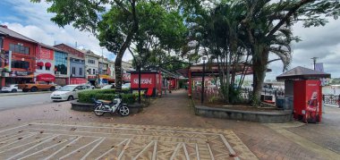 Kuching, Sarawak / Malezya - 6 Şubat 2020: The Waterfront area and Carpenter Street of Kuching