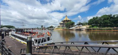 Kuching, Sarawak / Malezya - 6 Şubat 2020: The Waterfront area and Carpenter Street of Kuching