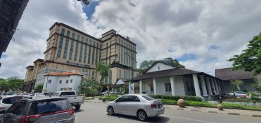 Kuching, Sarawak / Malezya - 6 Şubat 2020: The Waterfront area and Carpenter Street of Kuching