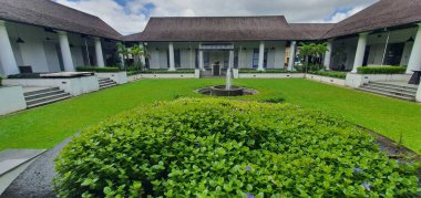 Kuching, Sarawak / Malezya - 6 Şubat 2020: The Waterfront area and Carpenter Street of Kuching