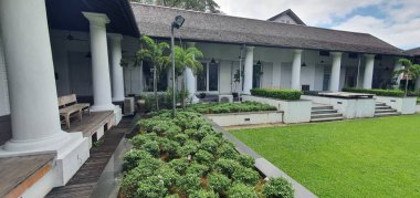 Kuching, Sarawak / Malezya - 6 Şubat 2020: The Waterfront area and Carpenter Street of Kuching