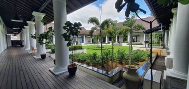 Kuching, Sarawak / Malezya - 6 Şubat 2020: The Waterfront area and Carpenter Street of Kuching