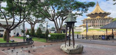 Kuching, Sarawak / Malezya - 6 Şubat 2020: The Waterfront area and Carpenter Street of Kuching