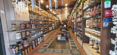 Kuching, Sarawak / Malezya - 6 Şubat 2020: The Waterfront area and Carpenter Street of Kuching