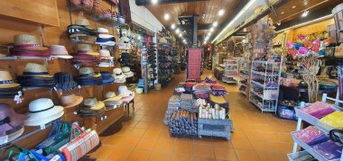 Kuching, Sarawak / Malezya - 6 Şubat 2020: The Waterfront area and Carpenter Street of Kuching