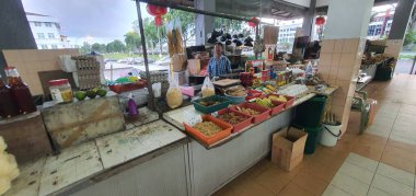 Kuching, Sarawak / Malezya - 19 Şubat 2020: Kümes hayvanları, sebze, meyve, deniz ürünleri ve yiyecek satan Stutong Islak Pazarı.