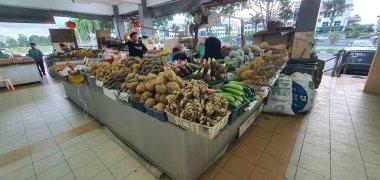 Kuching, Sarawak / Malezya - 19 Şubat 2020: Kümes hayvanları, sebze, meyve, deniz ürünleri ve yiyecek satan Stutong Islak Pazarı.
