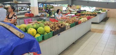 Kuching, Sarawak / Malezya - 19 Şubat 2020: Kümes hayvanları, sebze, meyve, deniz ürünleri ve yiyecek satan Stutong Islak Pazarı.
