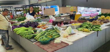 Kuching, Sarawak / Malezya - 19 Şubat 2020: Kümes hayvanları, sebze, meyve, deniz ürünleri ve yiyecek satan Stutong Islak Pazarı.