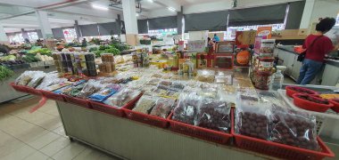 Kuching, Sarawak / Malezya - 19 Şubat 2020: Kümes hayvanları, sebze, meyve, deniz ürünleri ve yiyecek satan Stutong Islak Pazarı.