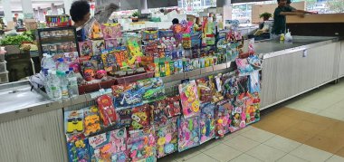 Kuching, Sarawak / Malezya - 19 Şubat 2020: Kümes hayvanları, sebze, meyve, deniz ürünleri ve yiyecek satan Stutong Islak Pazarı.