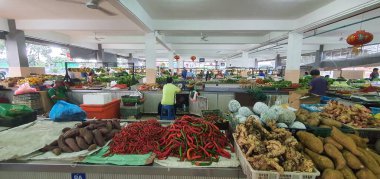 Kuching, Sarawak / Malezya - 19 Şubat 2020: Kümes hayvanları, sebze, meyve, deniz ürünleri ve yiyecek satan Stutong Islak Pazarı.