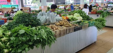 Kuching, Sarawak / Malezya - 19 Şubat 2020: Kümes hayvanları, sebze, meyve, deniz ürünleri ve yiyecek satan Stutong Islak Pazarı.