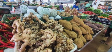 Kuching, Sarawak / Malezya - 19 Şubat 2020: Kümes hayvanları, sebze, meyve, deniz ürünleri ve yiyecek satan Stutong Islak Pazarı.