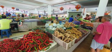 Kuching, Sarawak / Malezya - 19 Şubat 2020: Kümes hayvanları, sebze, meyve, deniz ürünleri ve yiyecek satan Stutong Islak Pazarı.