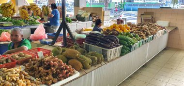 Kuching, Sarawak / Malezya - 19 Şubat 2020: Kümes hayvanları, sebze, meyve, deniz ürünleri ve yiyecek satan Stutong Islak Pazarı.