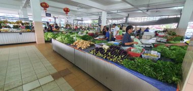 Kuching, Sarawak / Malezya - 19 Şubat 2020: Kümes hayvanları, sebze, meyve, deniz ürünleri ve yiyecek satan Stutong Islak Pazarı.