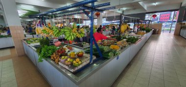 Kuching, Sarawak / Malezya - 19 Şubat 2020: Kümes hayvanları, sebze, meyve, deniz ürünleri ve yiyecek satan Stutong Islak Pazarı.