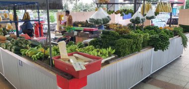 Kuching, Sarawak / Malezya - 19 Şubat 2020: Kümes hayvanları, sebze, meyve, deniz ürünleri ve yiyecek satan Stutong Islak Pazarı.