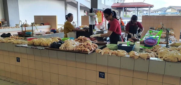 马来西亚沙捞越库庆 2020年2月19日 拥有很多售卖家禽 海鲜和食物的摊位的施都通湿市场 — 图库照片