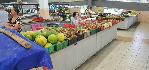 Kuching, Sarawak / Malezya - 19 Şubat 2020: Kümes hayvanları, sebze, meyve, deniz ürünleri ve yiyecek satan Stutong Islak Pazarı.