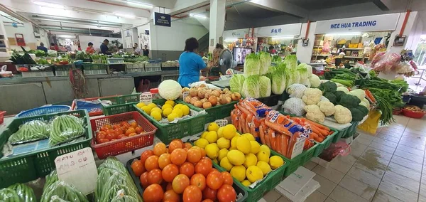 Kuching, Sarawak / Malezya - 19 Şubat 2020: Kümes hayvanları, sebze, meyve, deniz ürünleri ve yiyecek satan Stutong Islak Pazarı.