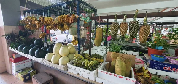 Kuching, Sarawak / Malezya - 19 Şubat 2020: Kümes hayvanları, sebze, meyve, deniz ürünleri ve yiyecek satan Stutong Islak Pazarı.