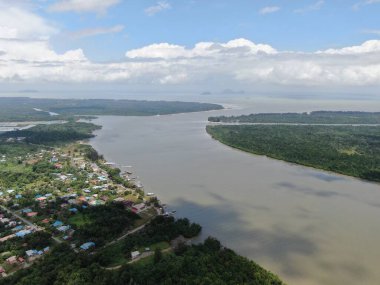 Kuching, Sarawak / Malezya - 15 Mart 2020: Malezya 'da bir balıkçılık ve karides çiftliğinin havadan görünüşü