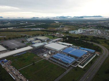 Kuching, Sarawak / Malezya - 26 Mart 2020: Samajaya Endüstriyel Bölgesi ve Tabuan Sükuneti ticari alanı, apartman dairesi ve konutları