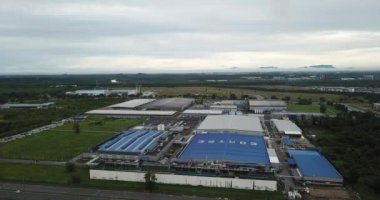 Kuching, Sarawak / Malezya - 26 Mart 2020: Samajaya Endüstriyel Bölgesi ve Tabuan Sükuneti ticari alanı, apartman dairesi ve konutları