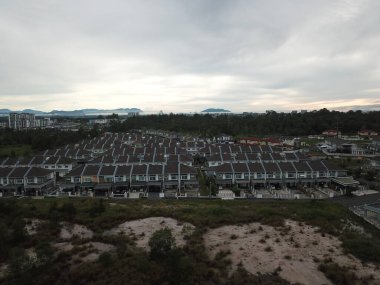 Kuching, Sarawak / Malezya - 26 Mart 2020: Samajaya Endüstriyel Bölgesi ve Tabuan Sükuneti ticari alanı, apartman dairesi ve konutları