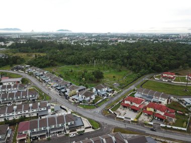 Kuching, Sarawak / Malezya - 26 Mart 2020: Samajaya Endüstriyel Bölgesi ve Tabuan Sükuneti ticari alanı, apartman dairesi ve konutları
