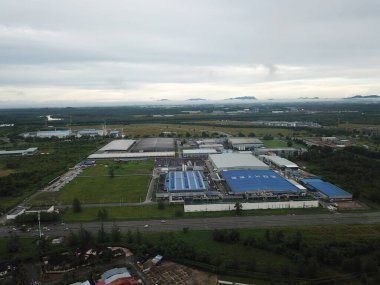 Kuching, Sarawak / Malezya - 26 Mart 2020: Samajaya Endüstriyel Bölgesi ve Tabuan Sükuneti ticari alanı, apartman dairesi ve konutları